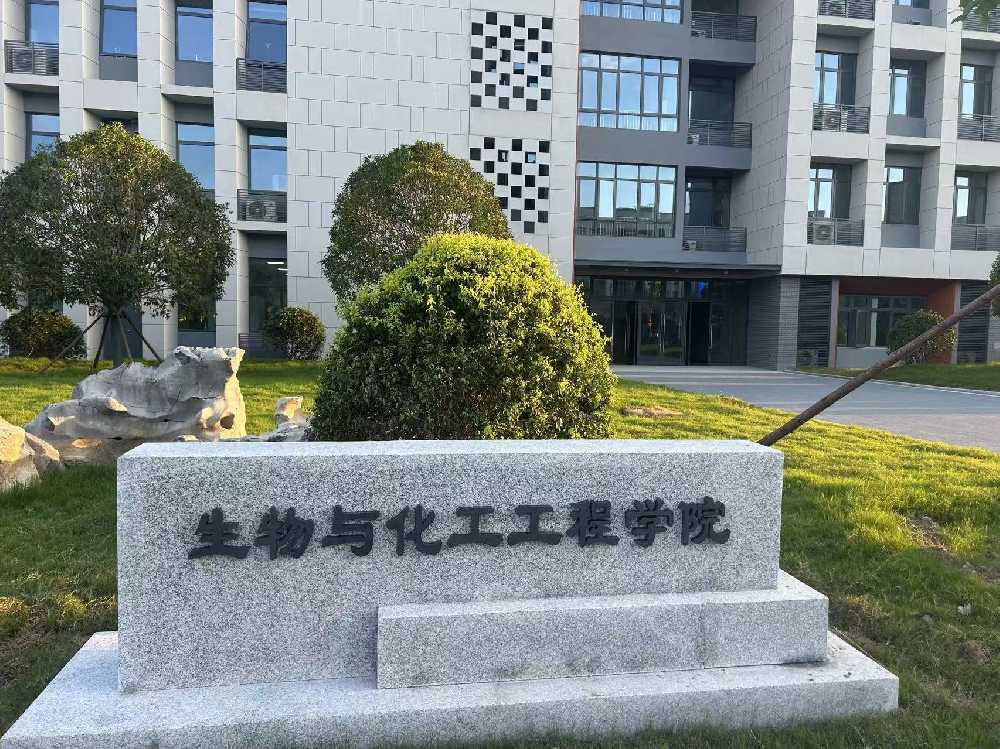 新建区扬州职业大学体育场高杆灯项目